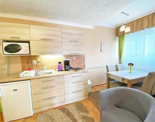 Cuisine ou kitchenette dans l'établissement Apartman Siesta Bük - Bükfürdő