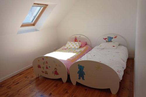 ein Kinderbett in einem kleinen Zimmer mit Fenster in der Unterkunft Appartement moderne et lumineux in Brive-la-Gaillarde