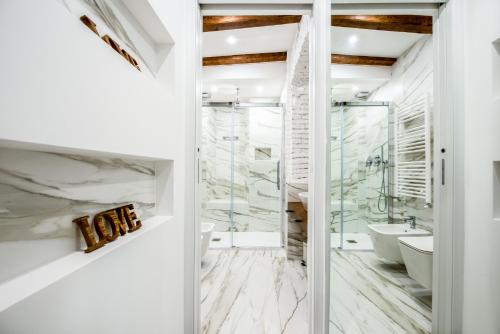 A bathroom at Elegant Suite in Milan Center