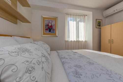 Ένα ή περισσότερα κρεβάτια σε δωμάτιο στο Apartments Lapis