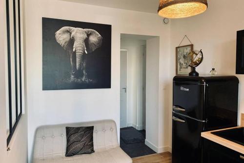 une chambre avec une photo d'un éléphant sur le mur dans l'établissement Le Travel, Studio cosy aux pieds de la Gare, à Rennes