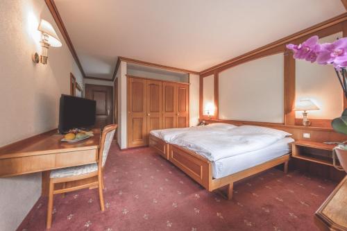 سرير أو أسرّة في غرفة في Antares Hotel