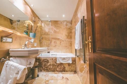 Un baño de Antares Hotel