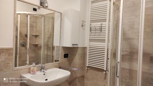 a bathroom with a sink and a shower at Appartamenti a Bardolino in Bardolino