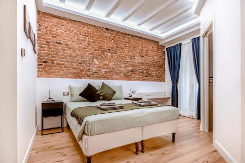Luxury Apartment in Milan Center tesisinde bir odada yatak veya yataklar