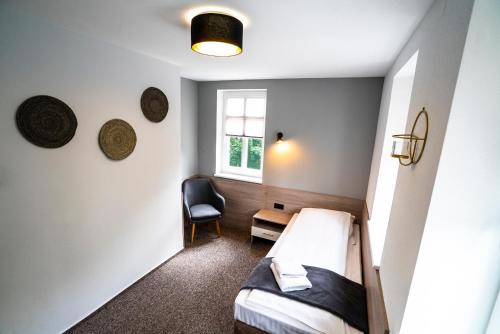 1 Schlafzimmer mit 2 Etagenbetten und einem Stuhl in der Unterkunft Villa Pallas in Olsztyn