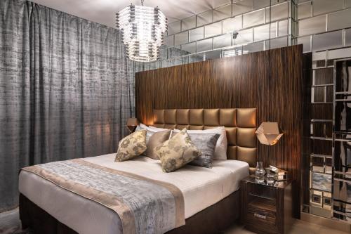 Un pat sau paturi într-o cameră la Royal Club By RVHR, Bonnington Residential Tower - JLT