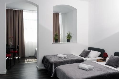 a hotel room with two beds and a couch at Apartment City Lenaustrasse | contactless check-in in Hannover