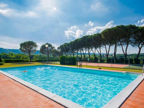 une grande piscine avec des arbres en arrière-plan dans l'établissement Apartment Tegola by Interhome, à Pogi