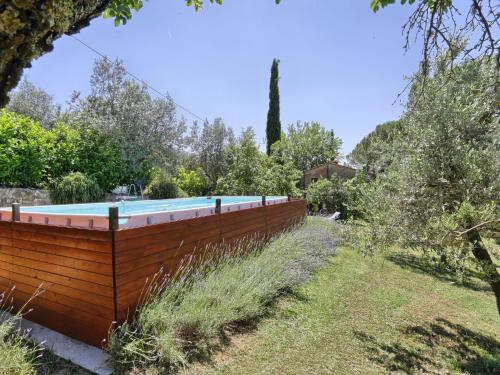 una piscina en un jardín con una valla de madera en Holiday Home Il Lamone by Interhome, en Ambra