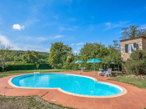 ein Bild eines Schwimmbads im Hof in der Unterkunft Holiday Home Il Valacchio by Interhome in Valli