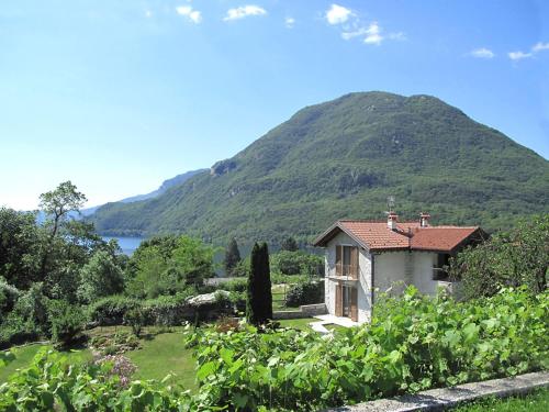 メルゴッツォにあるHoliday Home Iride by Interhomeの山を背景にした家