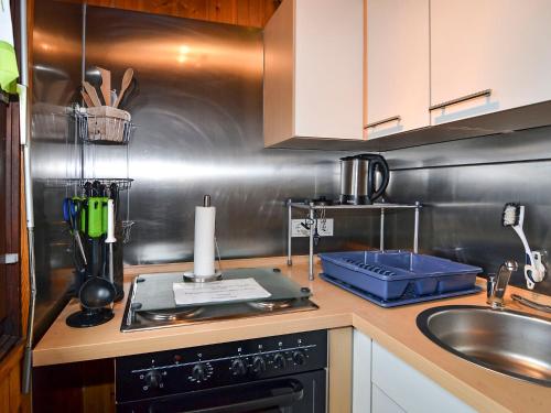 cocina con fregadero y fogones horno superior en Apartment Erica-2 by Interhome, en Überlingen