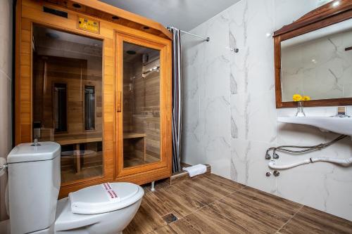 W łazience znajduje się toaleta i przeszklony prysznic. w obiekcie La Noi Guesthouse w mieście Samarína