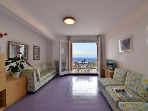 Ruang duduk di Apartment Capo d'Arco-9 by Interhome