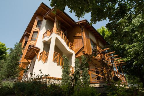 ein Haus im Wald mit Holzakzenten in der Unterkunft Holiday Village Lozenets in Lozenets