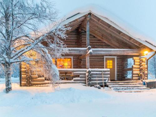 une cabane en rondins dans la neige dans l'établissement Holiday Home Keskiniemi by Interhome, à Nissinaho