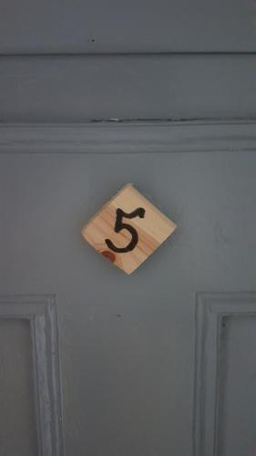 a sign on a wall with a dollar sign on it at Dom O Niebieskich Okiennicach in Gryfów Śląski