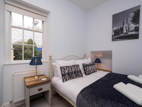 - une chambre avec un lit et une fenêtre dans l'établissement Pass the Keys Centrally located 3 bed Townhouse with garden, à Bath