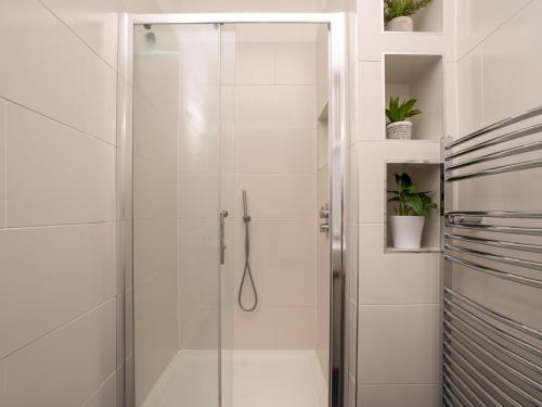 La salle de bains est pourvue d'une douche avec une porte en verre. dans l'établissement Pass the Keys Centrally located 3 bed Townhouse with garden, à Bath