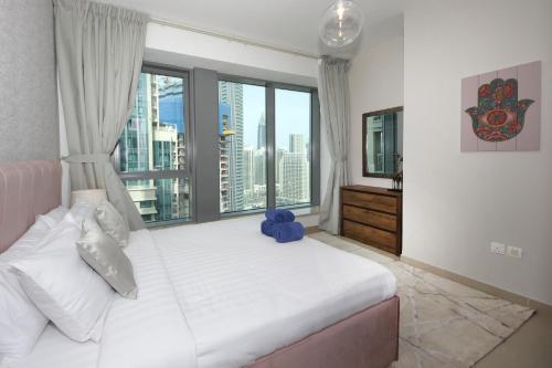 Кровать или кровати в номере New Arabian 29 Boulevard Downtown Dubai