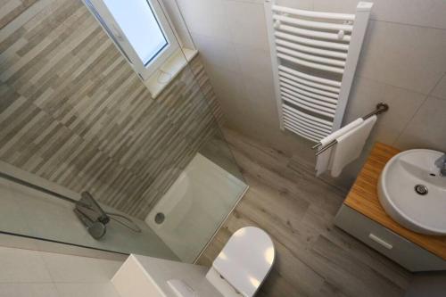 a bathroom with a shower and a toilet and a sink at Villa Lumaka Sun - Amazing Home In Brodarica with 4 Bedrooms, Wifi, Outdoor Swimming Pool and Heated Swimming Pool in Brodarica