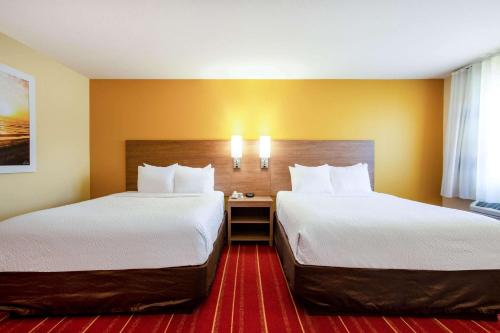 Ένα ή περισσότερα κρεβάτια σε δωμάτιο στο Days Inn by Wyndham Marquette