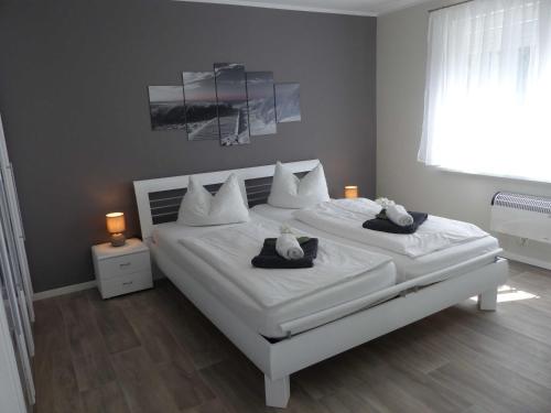 ツィノヴィッツにあるFerienwohnung zur Ostsee 3のベッドルーム1室(大きな白いベッド1台、枕2つ付)