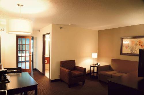 Ruang duduk di AmericInn by Wyndham Wadena