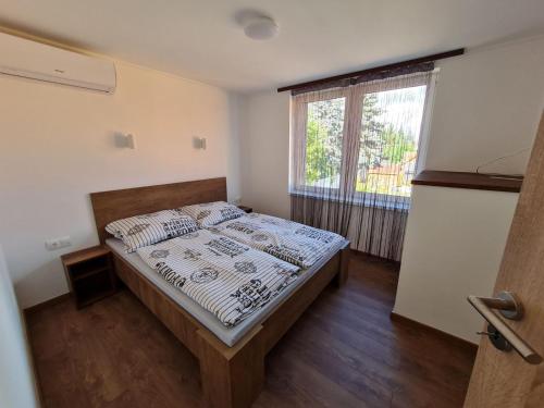 1 dormitorio con cama y ventana en Holdudvar Apartman, en Gyula