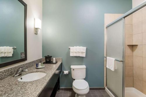 Bathroom sa Sleep Inn & Suites at Kennesaw State University