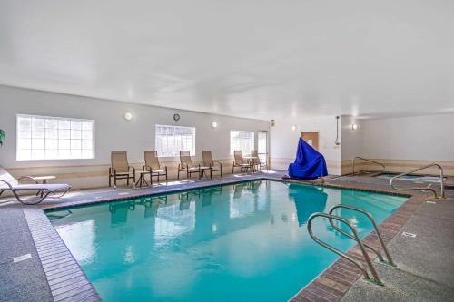 The swimming pool at or close to Comfort Inn Auburn - Seattle