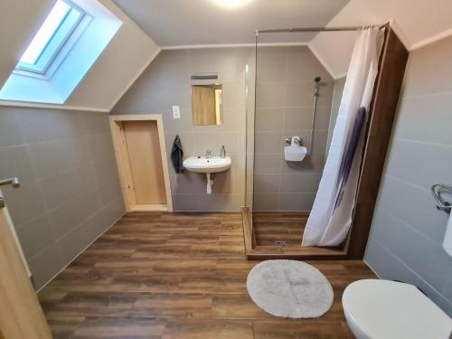Kúpeľňa v ubytovaní Holdudvar Apartman