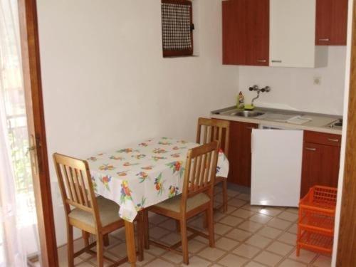 Kuchyňa alebo kuchynka v ubytovaní Apartment in Stari Grad Hvar with balcony, air conditioning, WiFi, dishwasher 5028-2