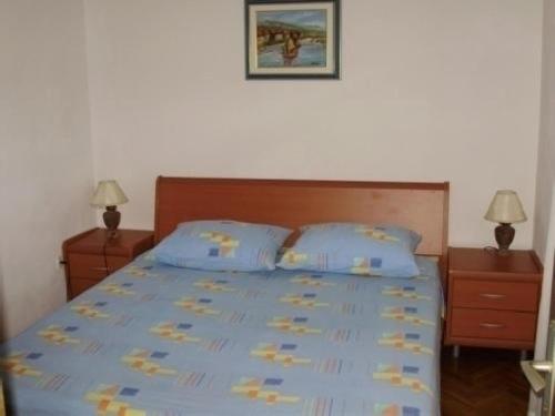 - une chambre avec un lit bleu et 2 tables de nuit dans l'établissement Apartment in Stari Grad Hvar with balcony, air conditioning, WiFi, dishwasher 5028-2, à Stari Grad