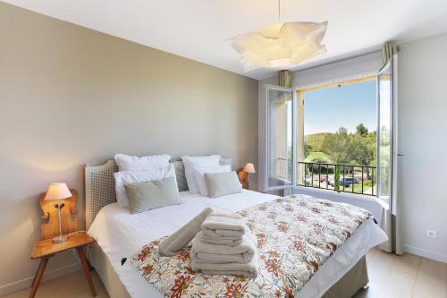 - une chambre avec un lit et une grande fenêtre dans l'établissement Villa Briali Pont Royal, à Mallemort