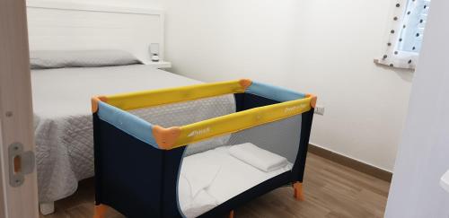 um pequeno quarto com uma cama e um beliche em Molto Benissimo em Otranto