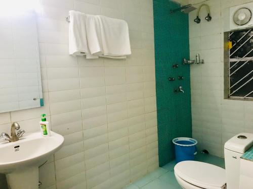 y baño con lavabo, aseo y ducha. en BluO 1BHK Salt Lake - Kitchen, Balcony, Parking ,Terrace, en Calcuta