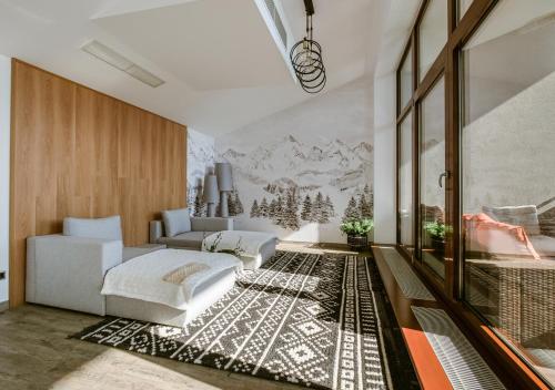 una sala de estar con un mural de montañas en la pared en Penthouse Poiana Brașov B44, en Poiana Brasov