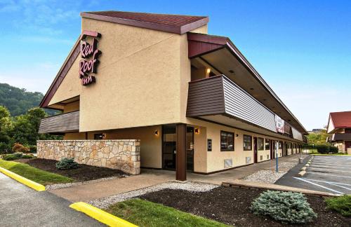 a front view of a hotel with a parking lot at Red Roof Inn Charleston - Kanawha City, WV in Charleston