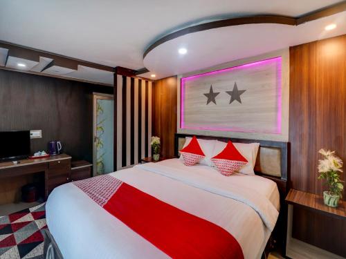 1 dormitorio con 1 cama grande y TV en Collection O 90564 Hotel Merangin Syariah, en Bangko