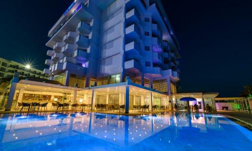 un hotel con piscina por la noche en Tasia Maris Sands (Adults Only) en Ayia Napa