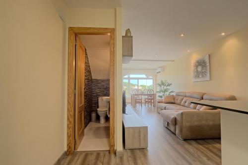 una sala de estar con un sofá y una mesa en 051 - Costa Hispania II 094 - comfortHOLIDAYS, en Gran Alacant