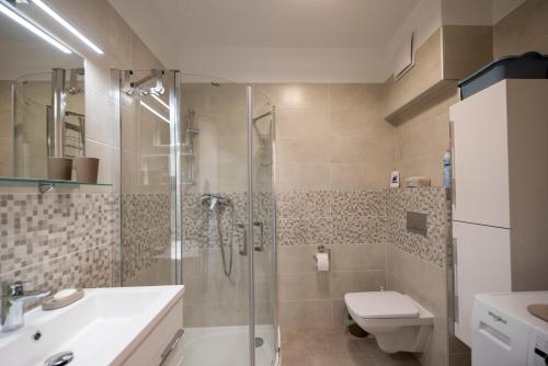 A bathroom at Zsuka apartman free parking