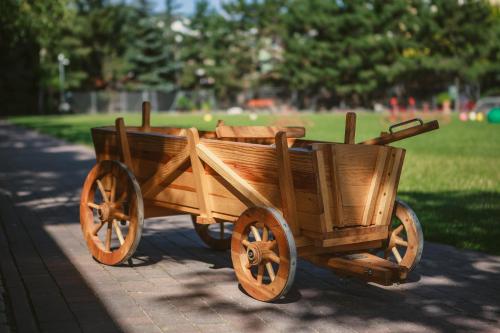 a wooden wagon sitting on the side of a sidewalk at Eurohotel Swarzędz in Swarzędz
