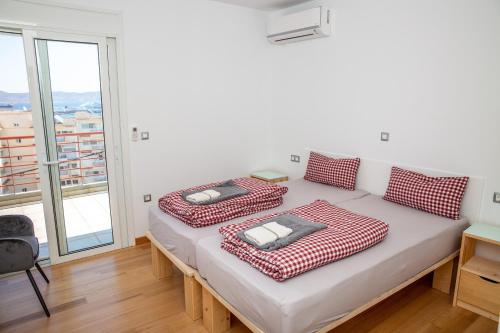 Posteľ alebo postele v izbe v ubytovaní 5 Sterne Zeus City Apartment mit Meerblick