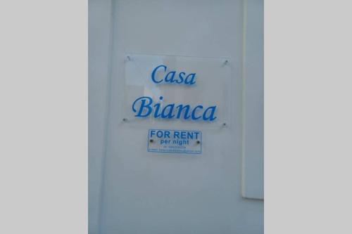 un panneau indiquant casa blanca pour le paiement du loyer dans l'établissement Casa Bianca, à Kalymnos