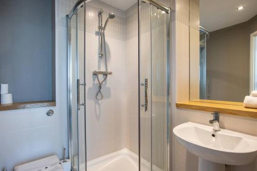 Koupelna v ubytování Titanic & City Views, Ultra Luxury City Parking