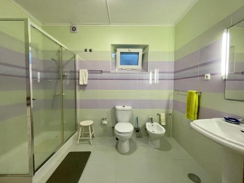 A bathroom at Casa Varanda do Mar