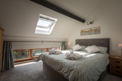um quarto com uma cama com toalhas em Apple Tree Barn em Trull